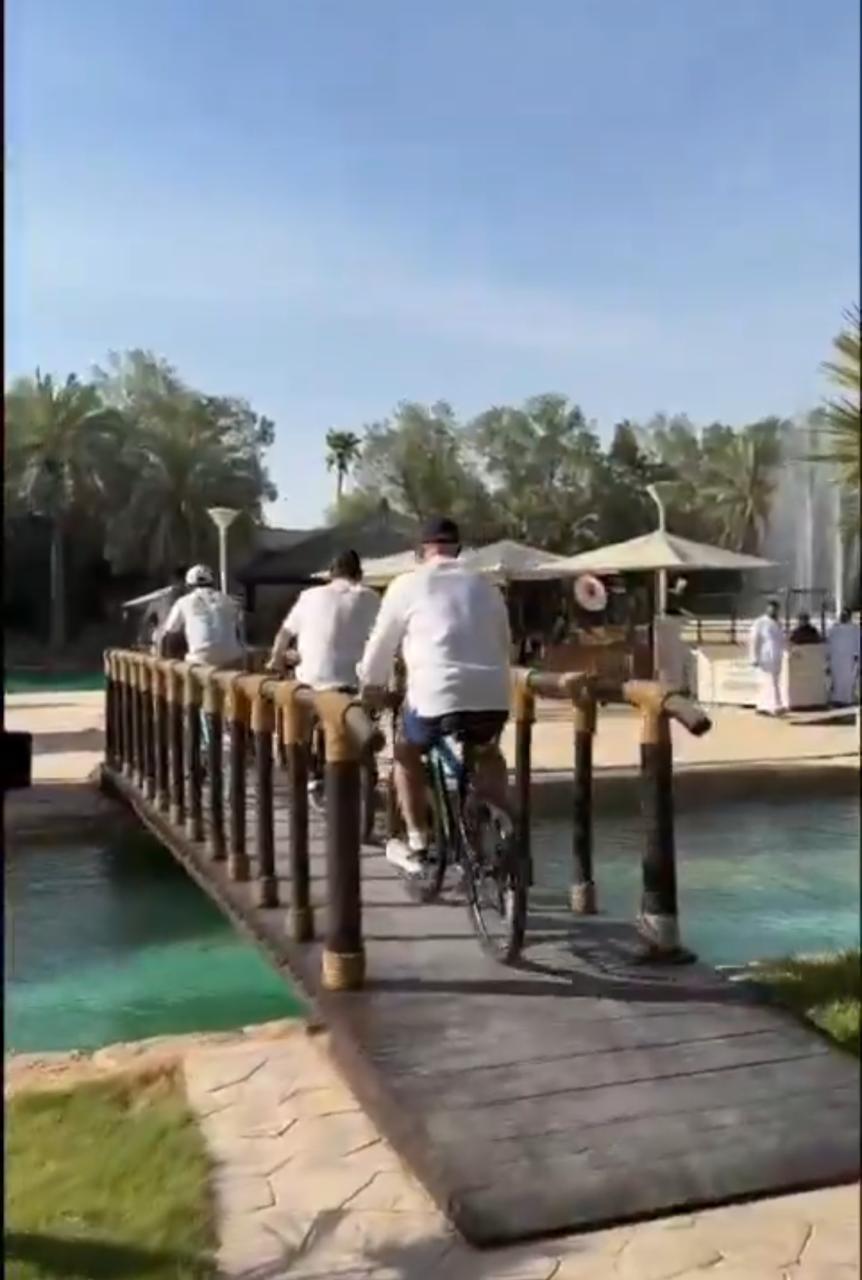 الأمير الوليد بن طلال يخطف الأنظار بجولة بالدراجة والجماهير : أبو خالد نبغى مهاجم .. فيديو