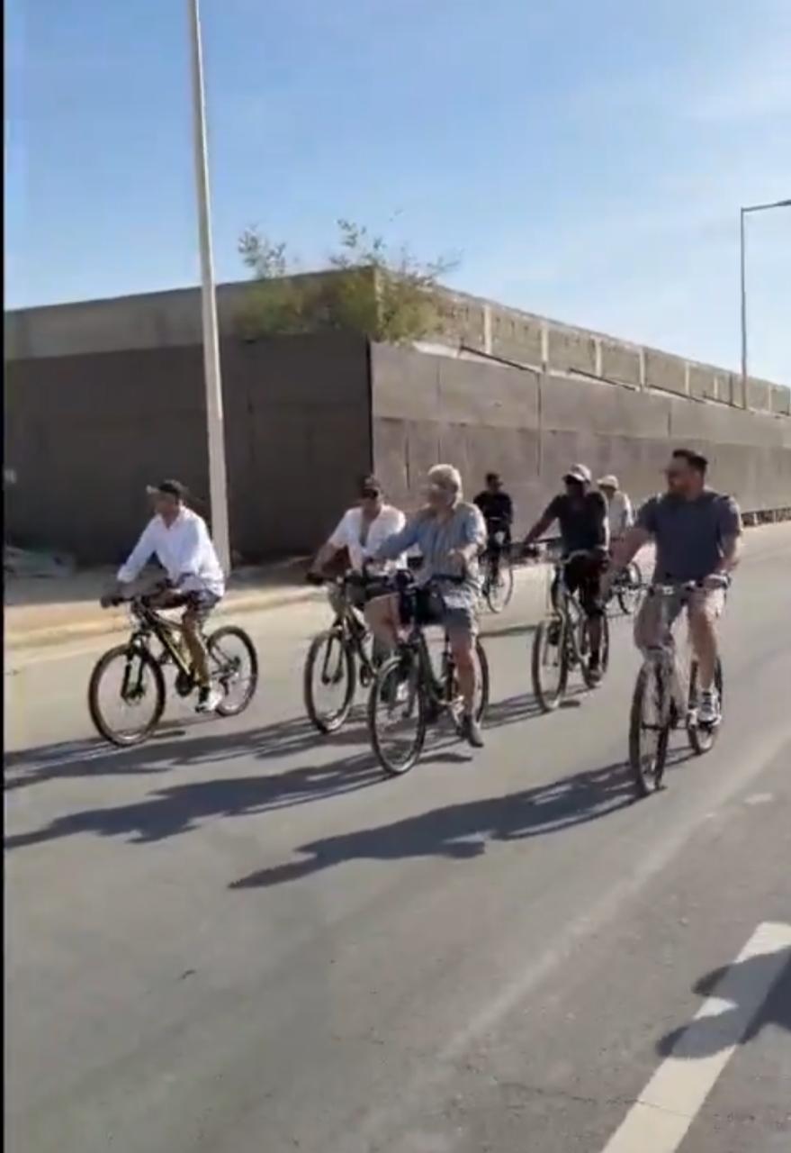 الأمير الوليد بن طلال يخطف الأنظار بجولة بالدراجة والجماهير : أبو خالد نبغى مهاجم .. فيديو