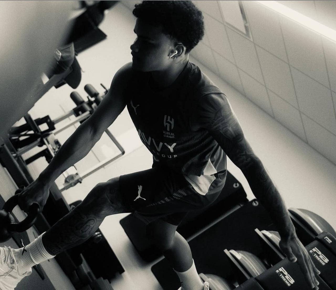 كايو سيزار يخطف الأنظار في أحدث ظهور له والجمهور: أقرب طيارة للبرازيل .. صور