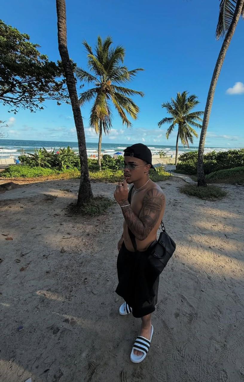 كايو سيزار يخطف الأنظار في أحدث ظهور له والجمهور: أقرب طيارة للبرازيل .. صور