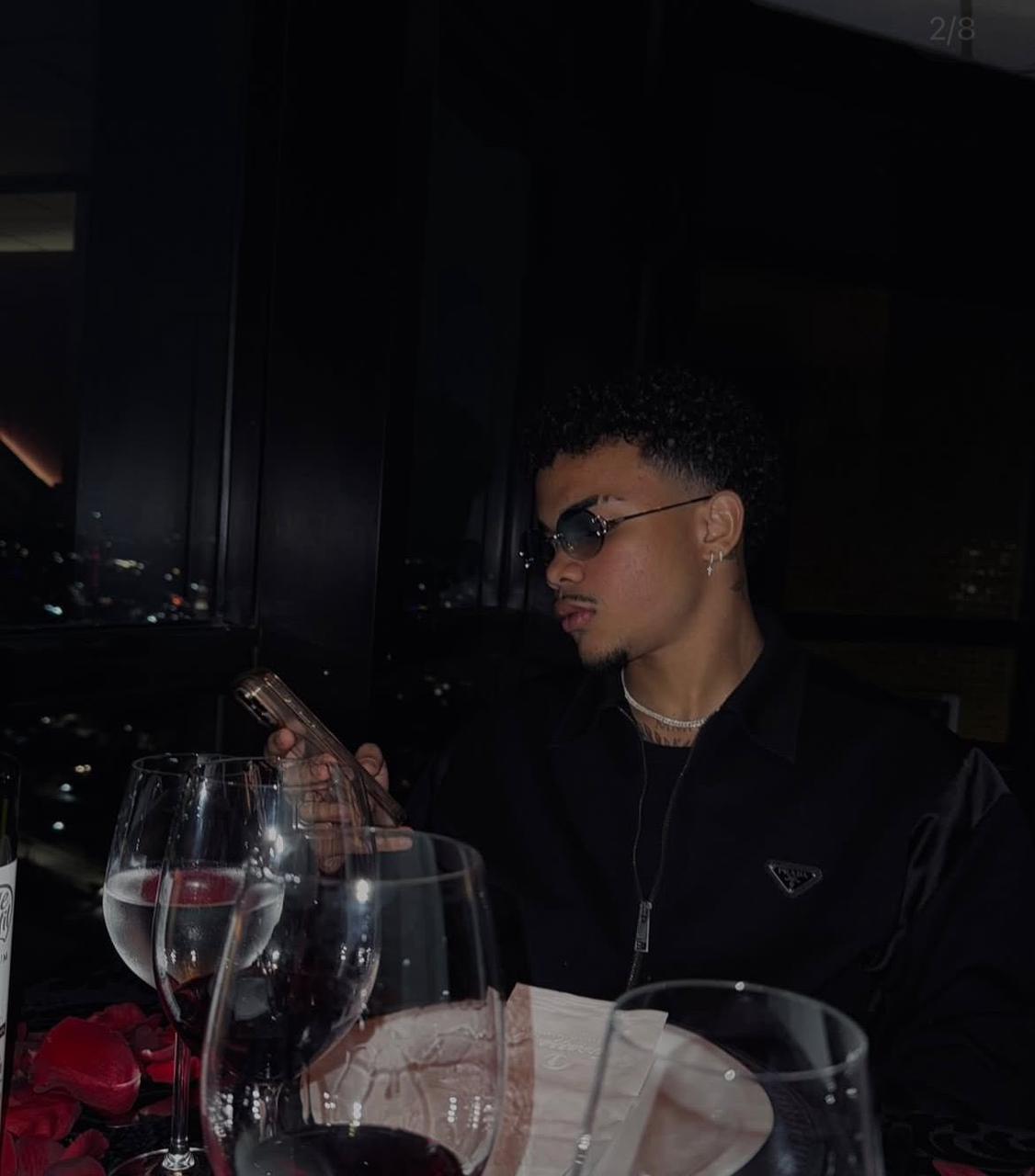 كايو سيزار يخطف الأنظار في أحدث ظهور له والجمهور: أقرب طيارة للبرازيل .. صور