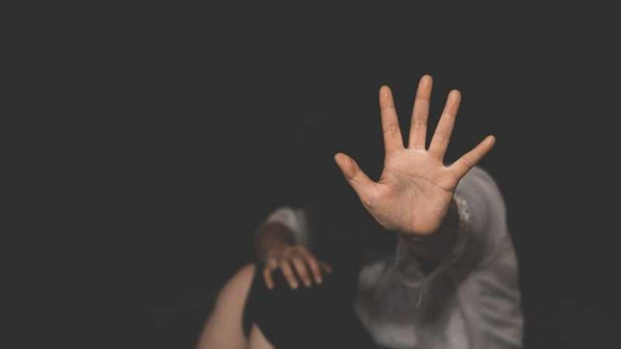 رجل يقتل ابنته لرفضها حذف تيك توك