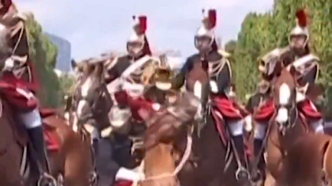 سقوط خيل وجندي مصاب في يوم الباستيل بفرنسا  ..فيديو