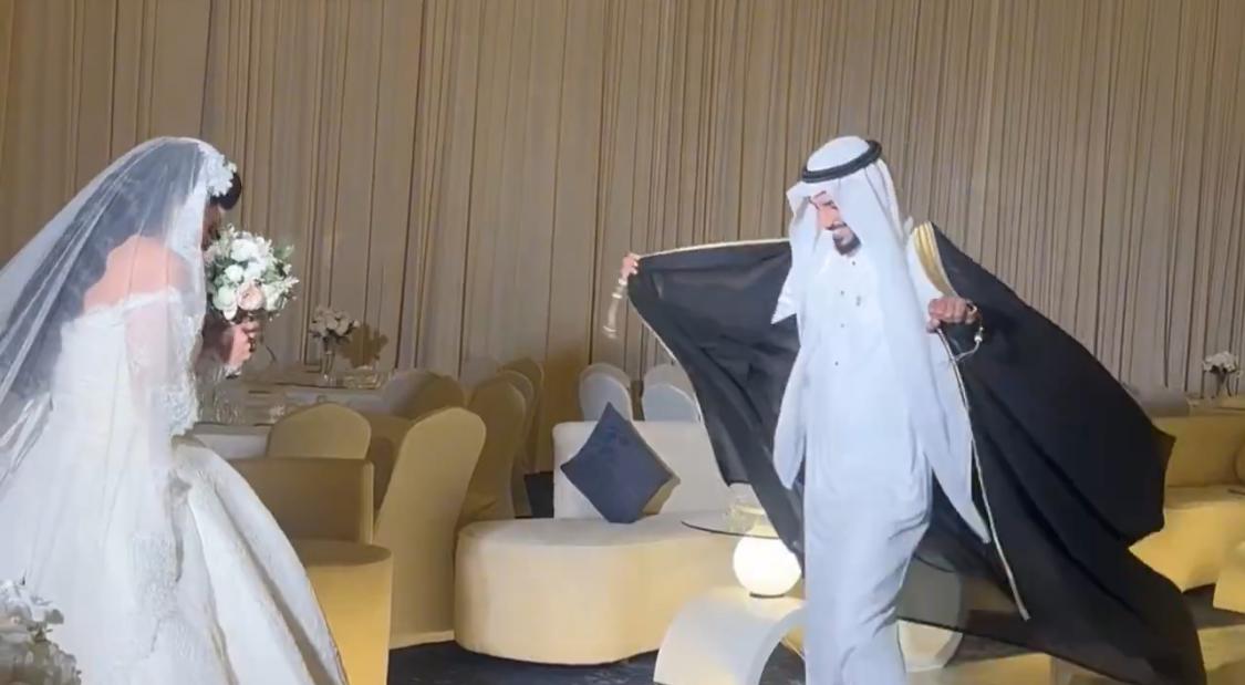 ردة فعل رومانسية لعريس لحظة رؤيته عروسه بفستان الزفاف تثير الجدل .. فيديو
