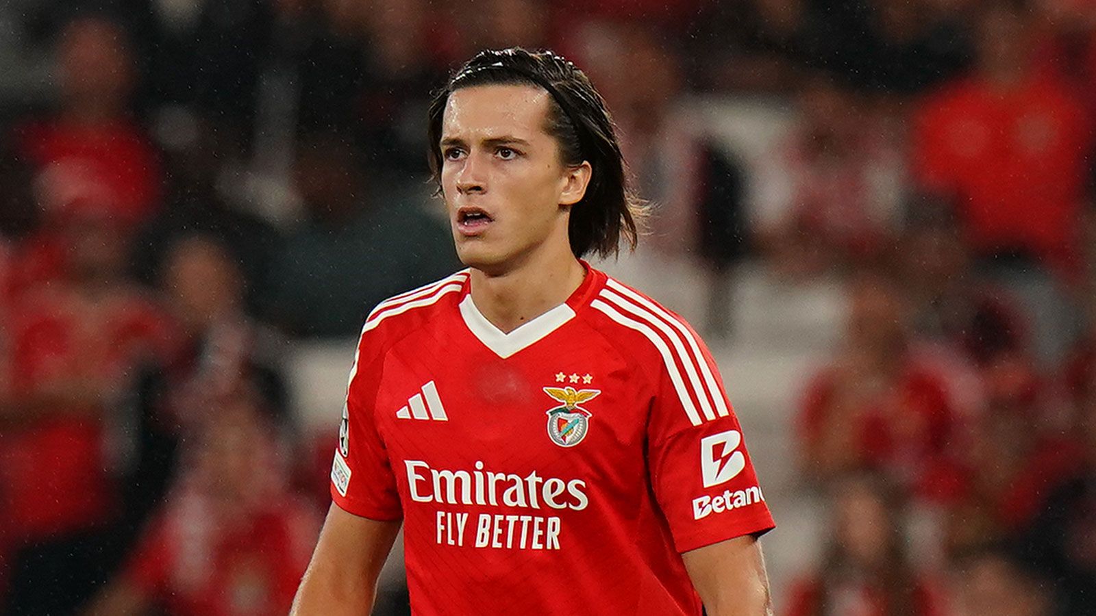 دموع كاريراس ترافق عودته لريال مدريد .. فيديو