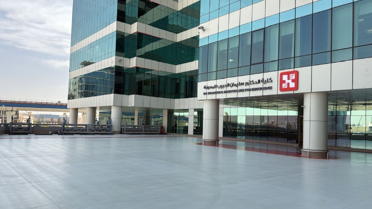 منح دراسية وتوظيف لطالبات بكالوريوس التمريض بكلية سليمان الحبيب