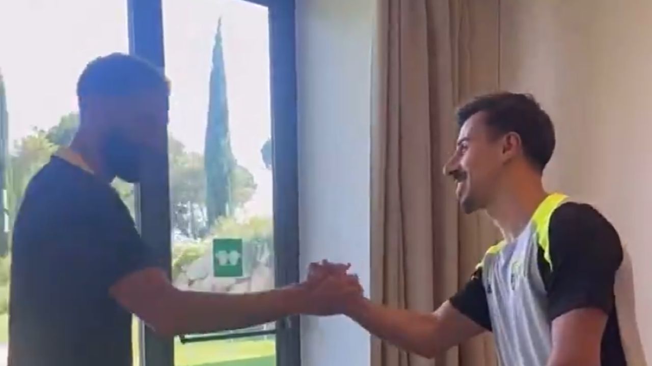 بنزيما يرحب بزملائه في معسكر الفريق بإسبانيا.. فيديو
