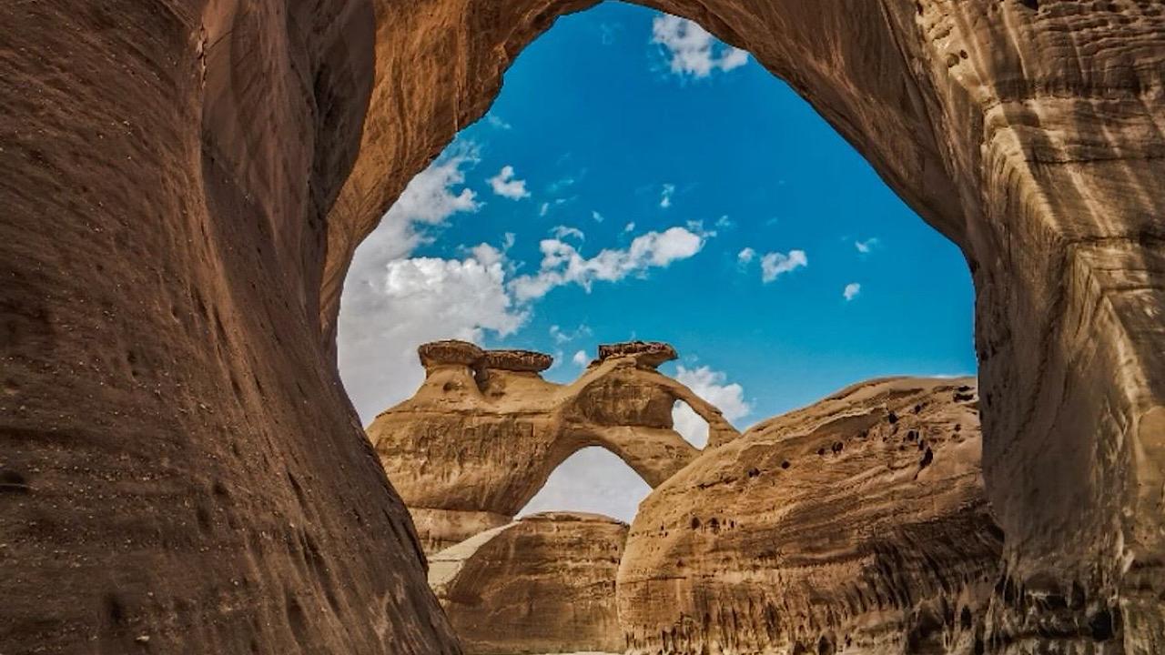 جبل محجبة في حائل يخطف أنظار السياح بجماله الطبيعي البكر