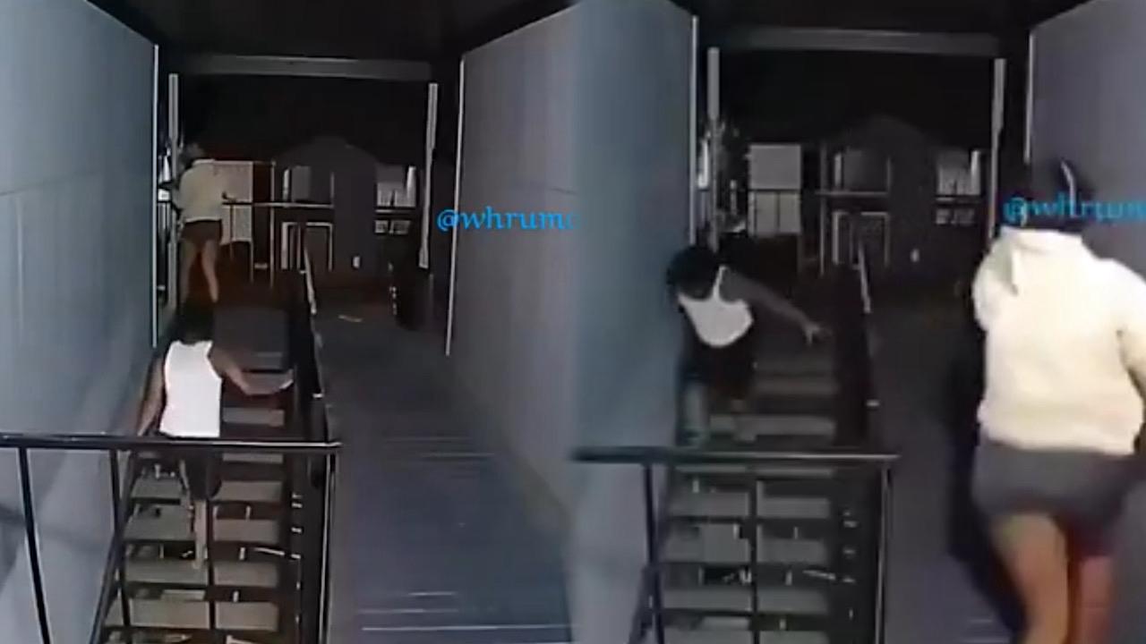 فتاة تنقذ حبيبها من عصابة مسلحة.. فيديو