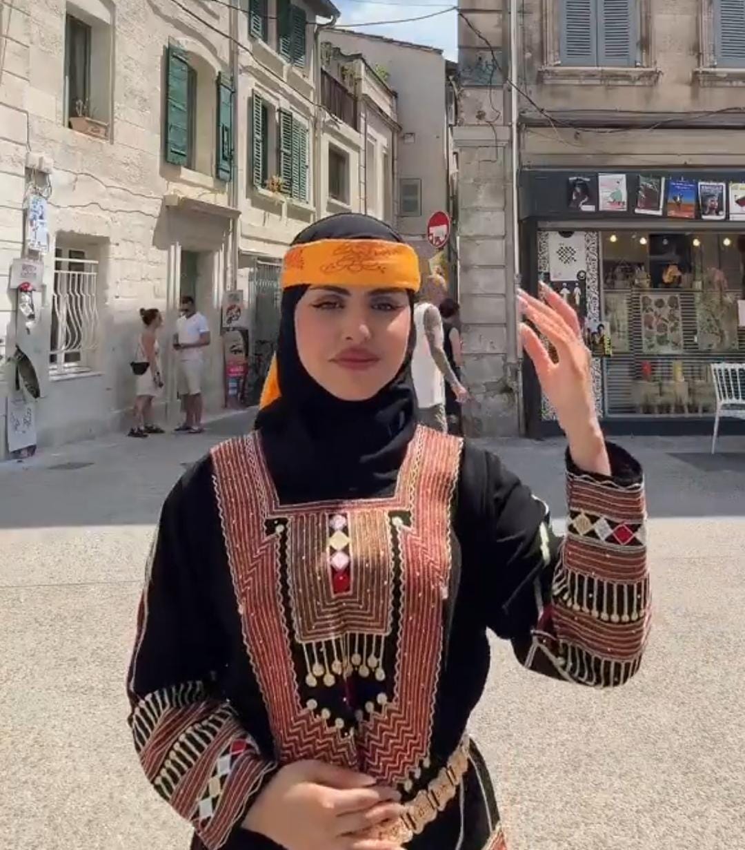 سعودية تتجول في باريس بالزي الجنوبي وتخطف الأنظار .. فيديو