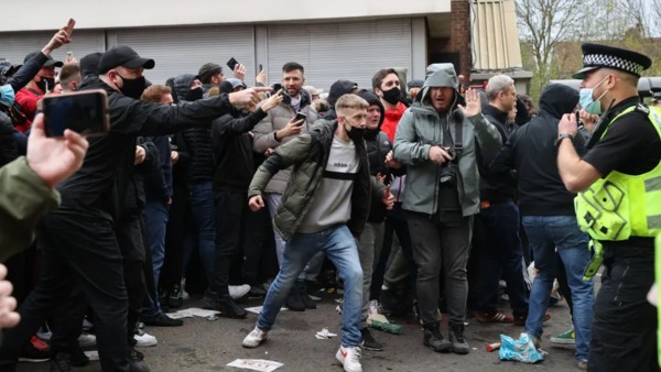 مانشستر يونايتد يتصدر قائمة الأندية التي تعرضت جماهيرها للاعتقال بإنجلترا