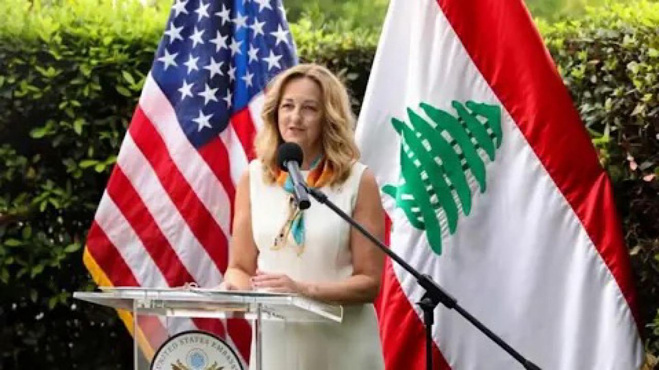 السفيرة الأمريكية ليزا جونسون توشم كلمة&#8221; لبنان&#8221; على ذراعها