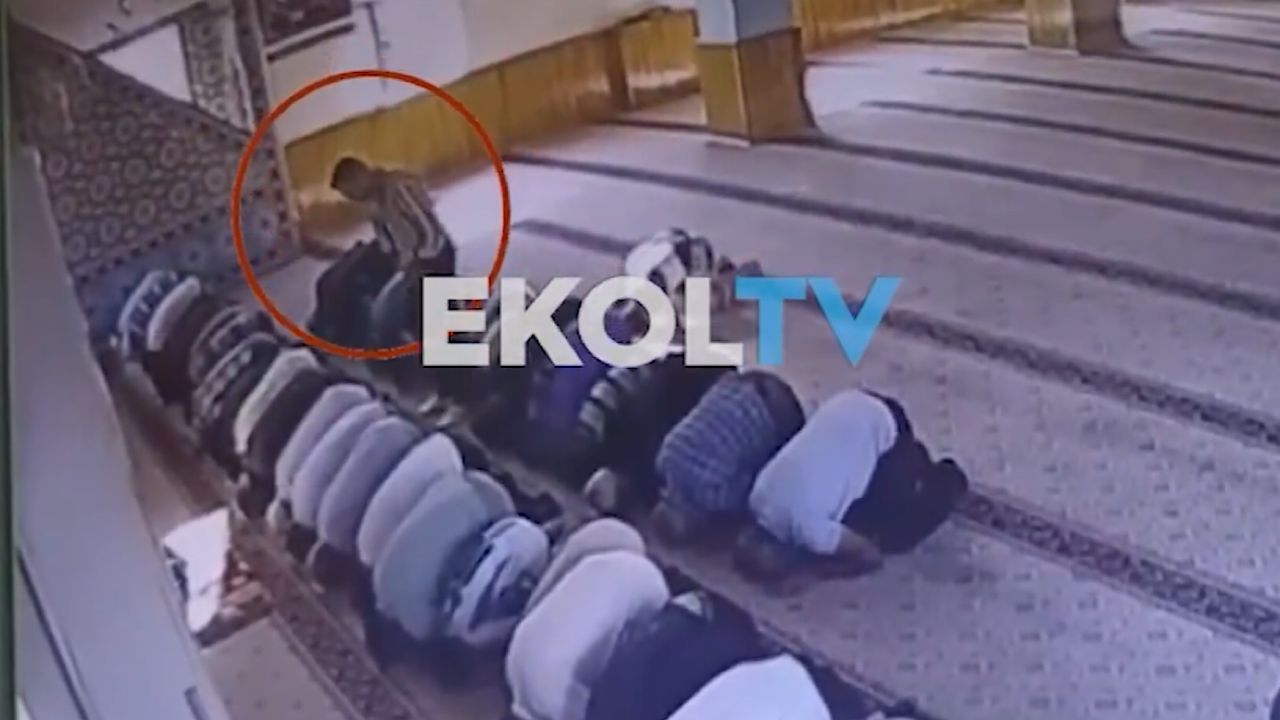 رجل يطعن مصليا بالجامع إثر خلاف على ركن السيارة..فيديو