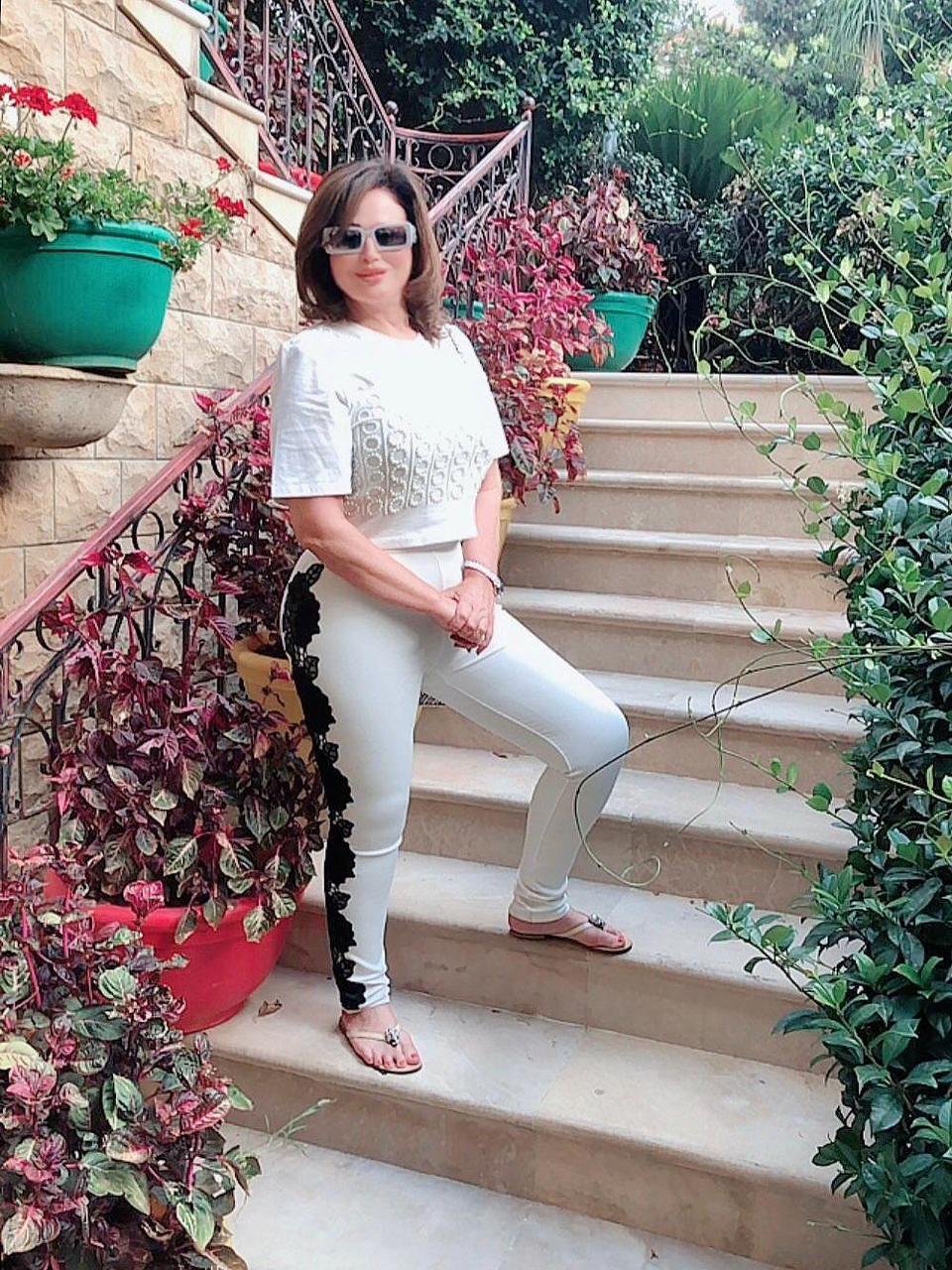 إلهام شاهين تلفت الأنظار برشاقتها خلال رحلتها في لبنان ..صور