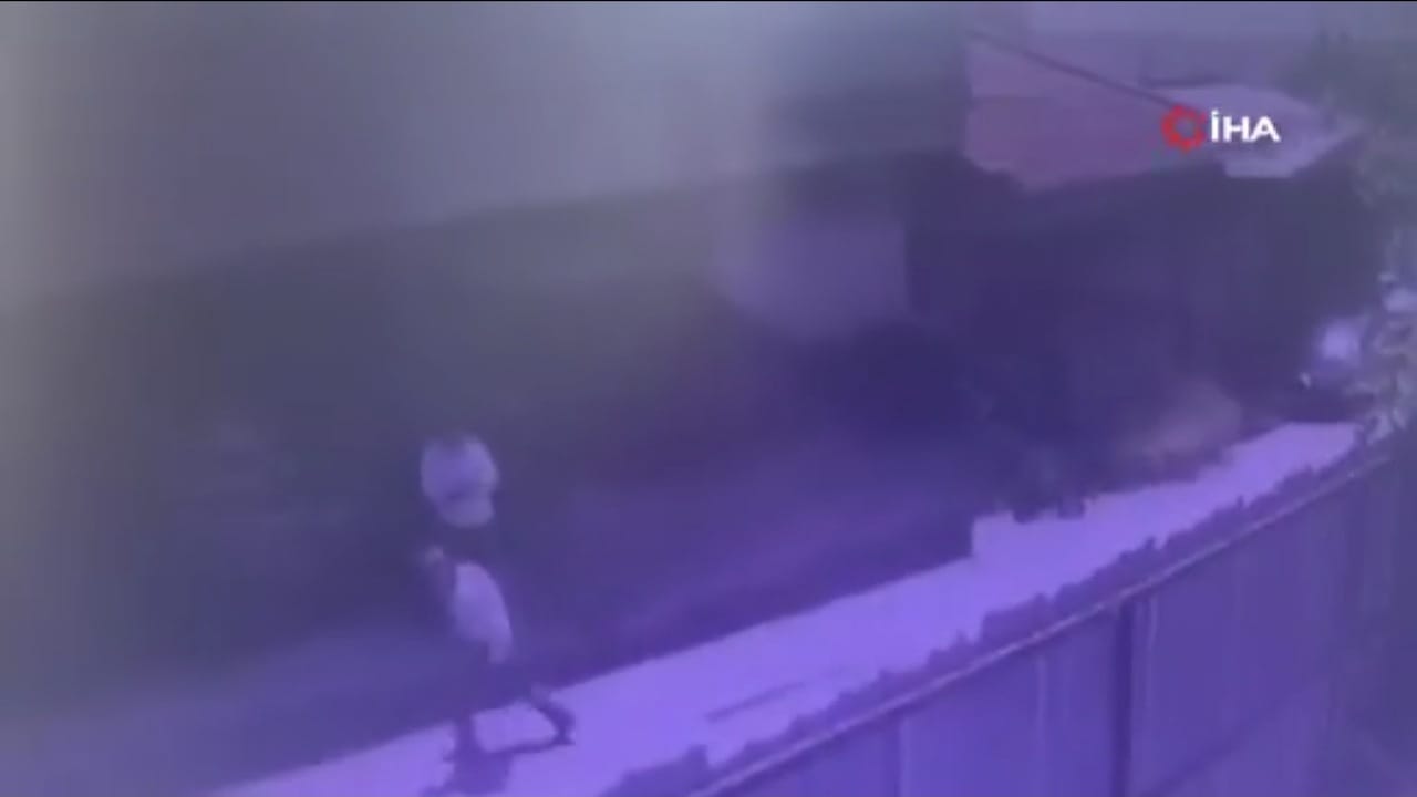 تاجر أسلحة يتسبب بمقتل رجل خلال تجربة بندقية صيد .. فيديو