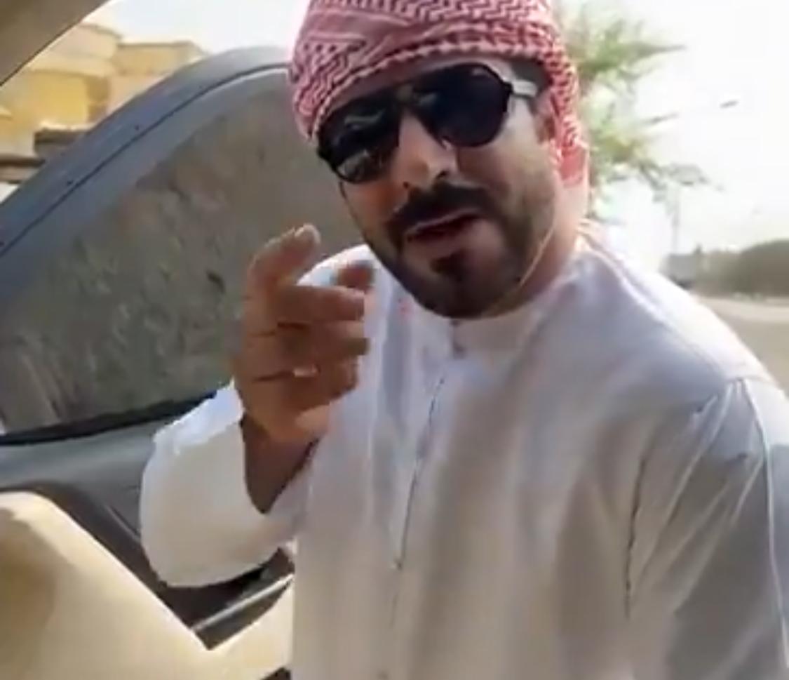 رجل يكشف السر وراء معرفة زوجته لتحركاته: وضعت الخطة في الهدية .. فيديو