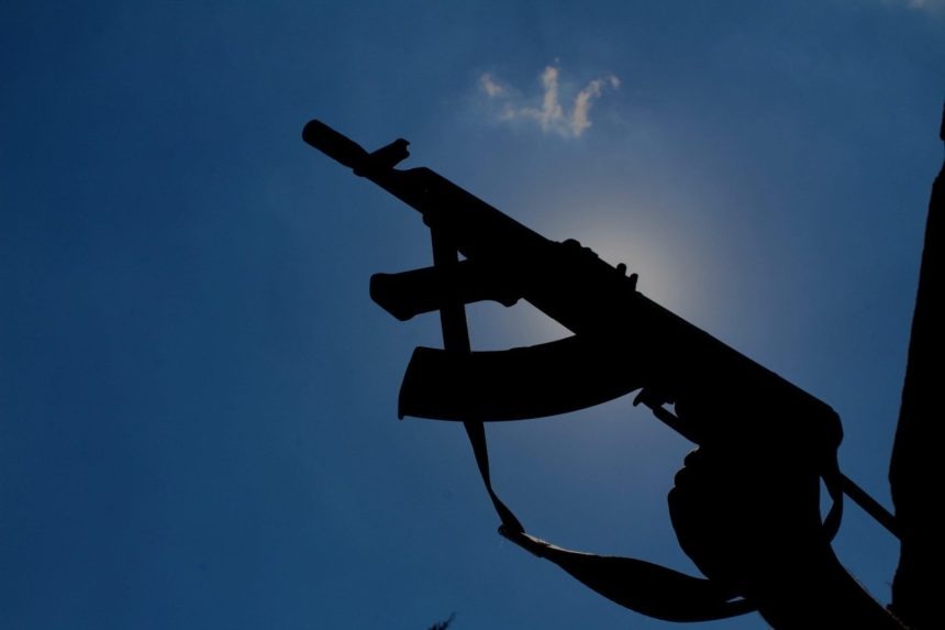 عائلة تتفاجئ بهجوم مسلح أثناء حفل عشاء