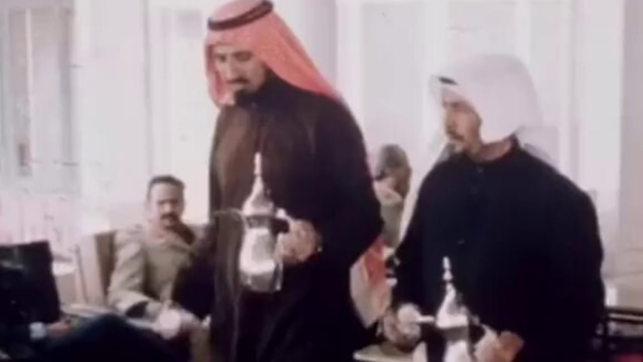 مقطع نادر يوثق استقبال قادة القوات المسلحة الملكية لوفد رسمي أوروبي .. فيديو