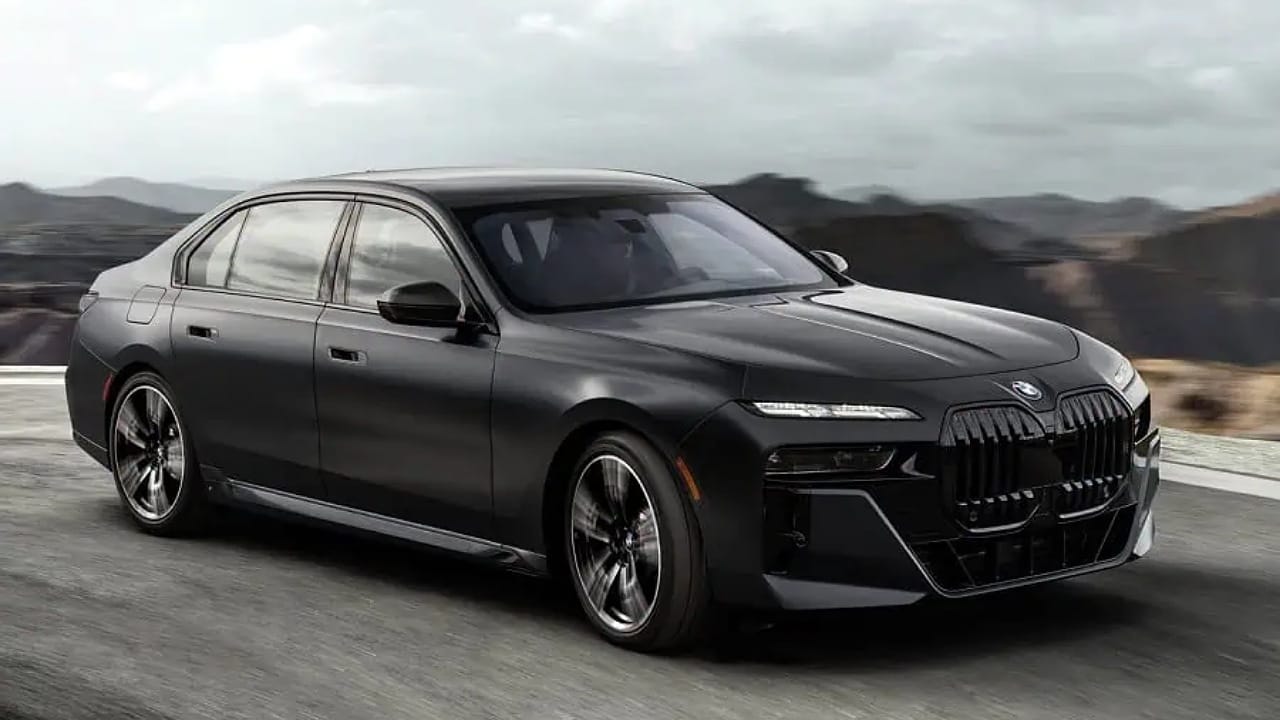 أبرز مواصفات وأسعار بي إم دبليو الفئة السابعة 2025 .. صور