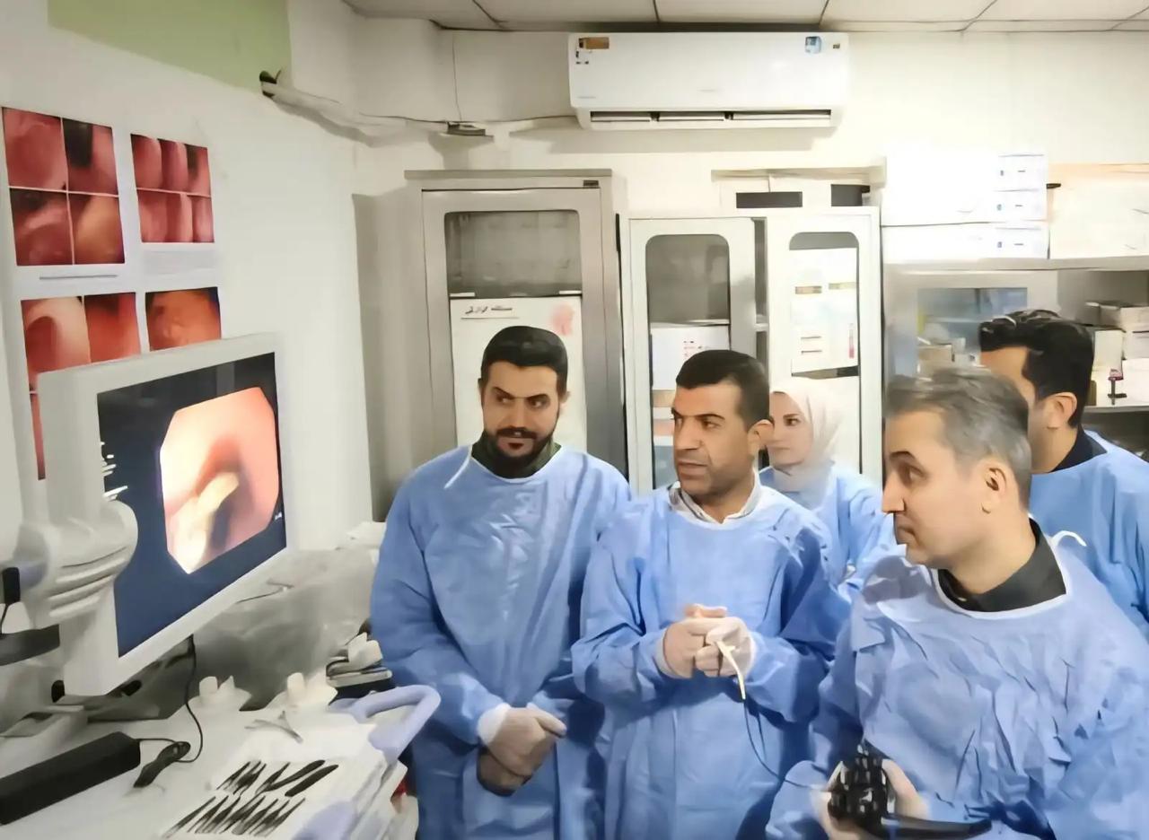 شاب يبتلع 24 ملقط شعر وإبرة.. صور