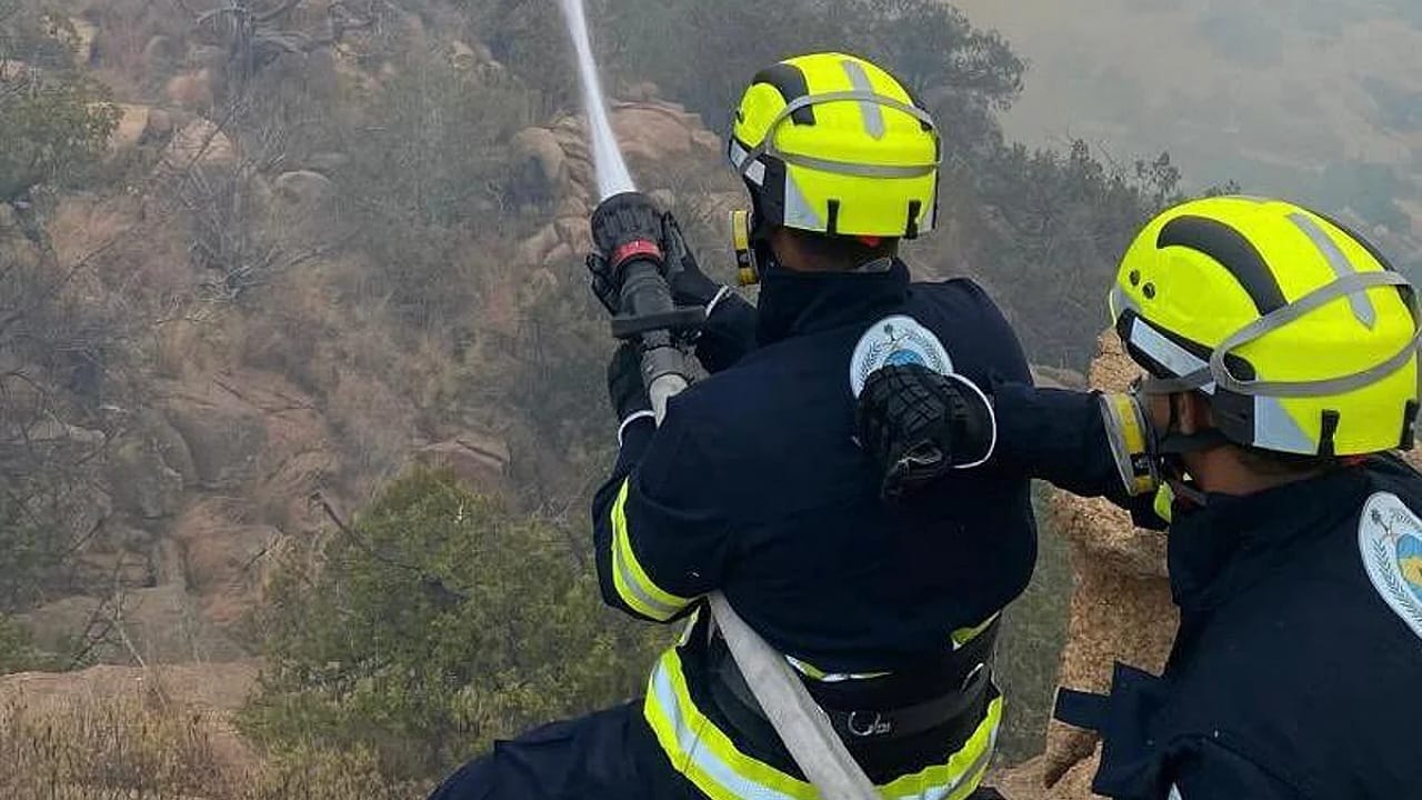 مدني النماص يخمد حريقا في أشجار وأعشاب بمنطقة جبلية