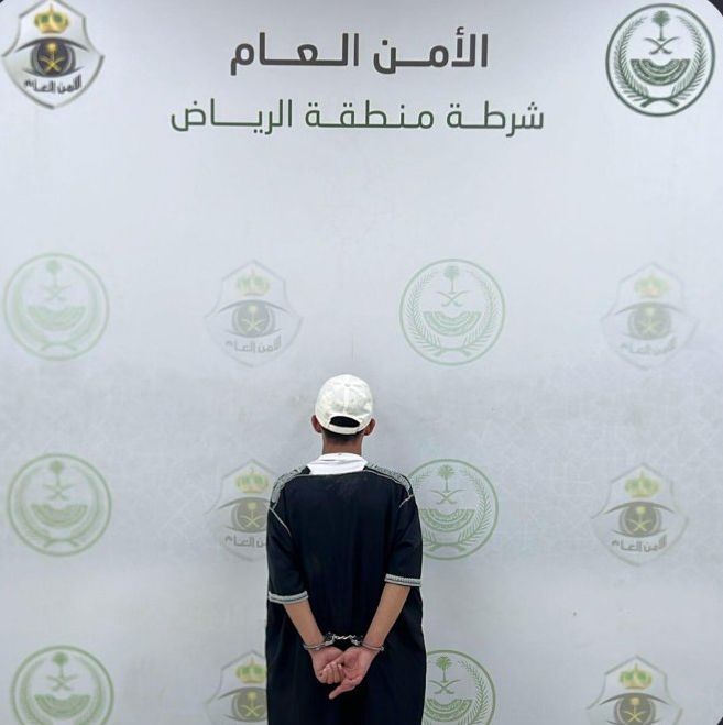 ضبط شخص ظهر في مقطع مرئي أثناء محاولته سرقة مركبات متوقفة بالرياض .. فيديو