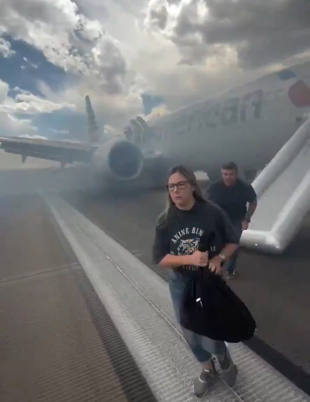 حريق طائرة تابعة لشركة الخطوط الجوية الأمريكية في مطار دنفر الدولي.. فيديو