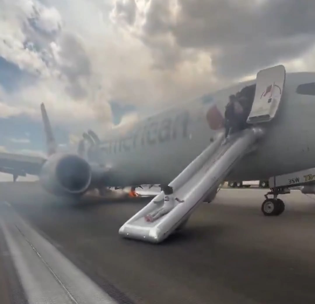 حريق طائرة تابعة لشركة الخطوط الجوية الأمريكية في مطار دنفر الدولي.. فيديو