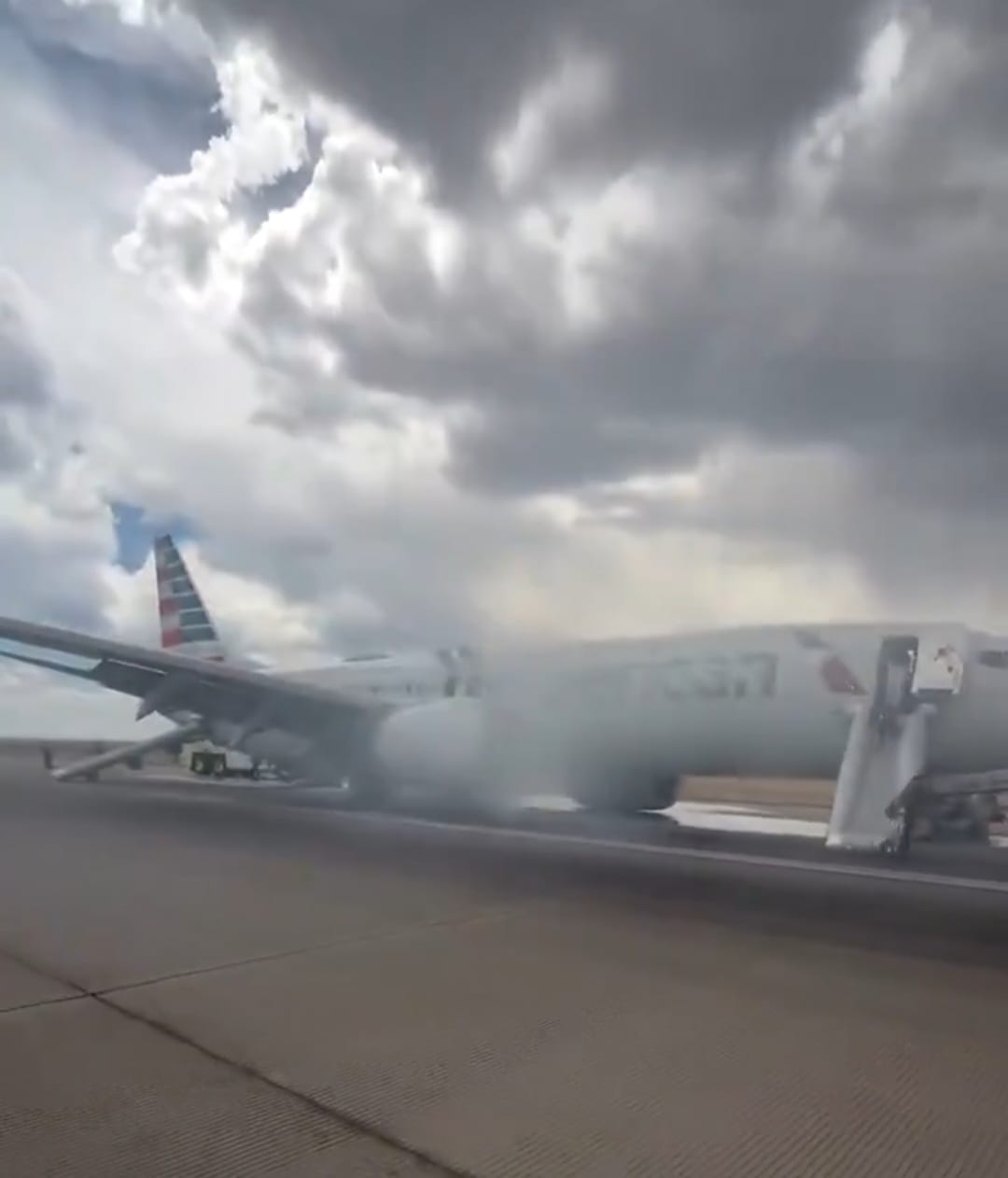 حريق طائرة تابعة لشركة الخطوط الجوية الأمريكية في مطار دنفر الدولي.. فيديو