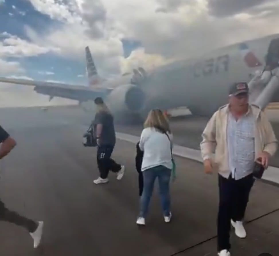 حريق طائرة تابعة لشركة الخطوط الجوية الأمريكية في مطار دنفر الدولي.. فيديو
