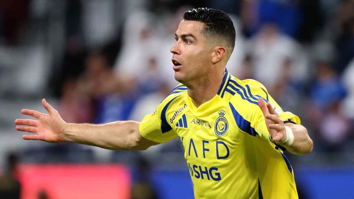 جماهير تحتشد أمام غرفة رونالدو بمعسكر النمسا .. فيديو