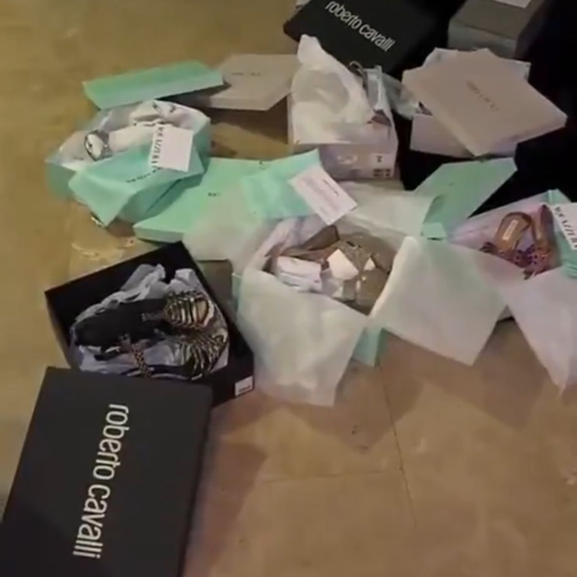 مروج الرحيلي تستعرض محتويات حقيبتها والجمهور : لو انسرقت المفروض السفارة ما ترد .. فيديو