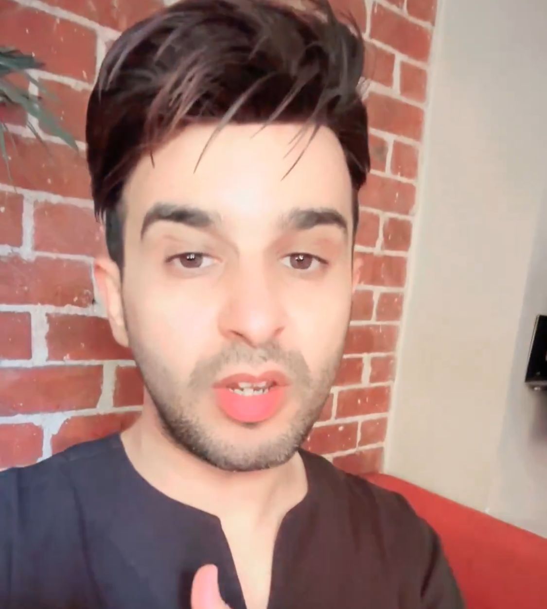 الشهري يوضح أسباب رجفان اليدين .. فيديو