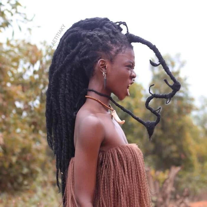 فنانة أفريقية تبدع في تحويل شعرها لمنحوتات مبهرة..صور