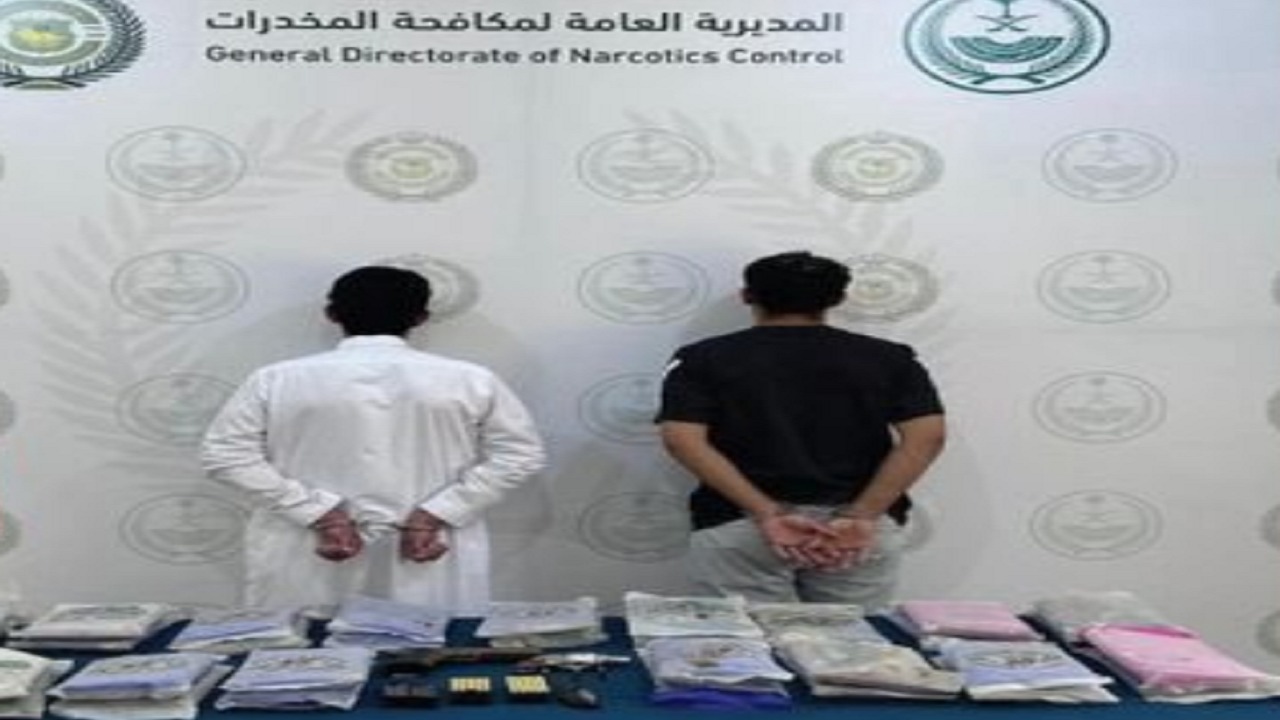 سقوط مروجي مخدرات بجازان وجدة في قبضة رجال المكافحة.. فيديو