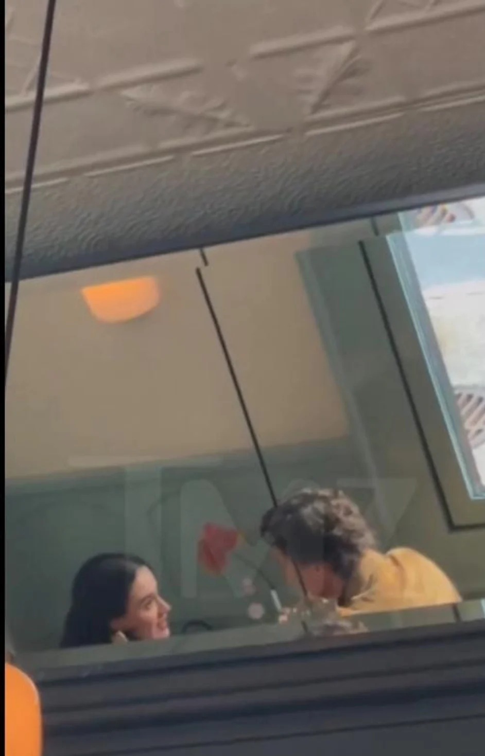 كاتي بيري تثير الجدل بحفل عشاء مع رئيس وزراء سابق