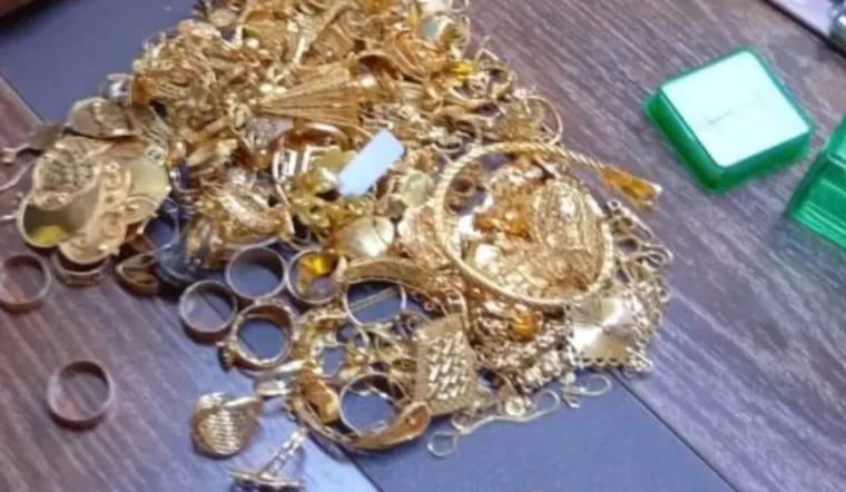 جدل حول العثور على كنز داخل سيارة متوفى بحادث مروع.. صور