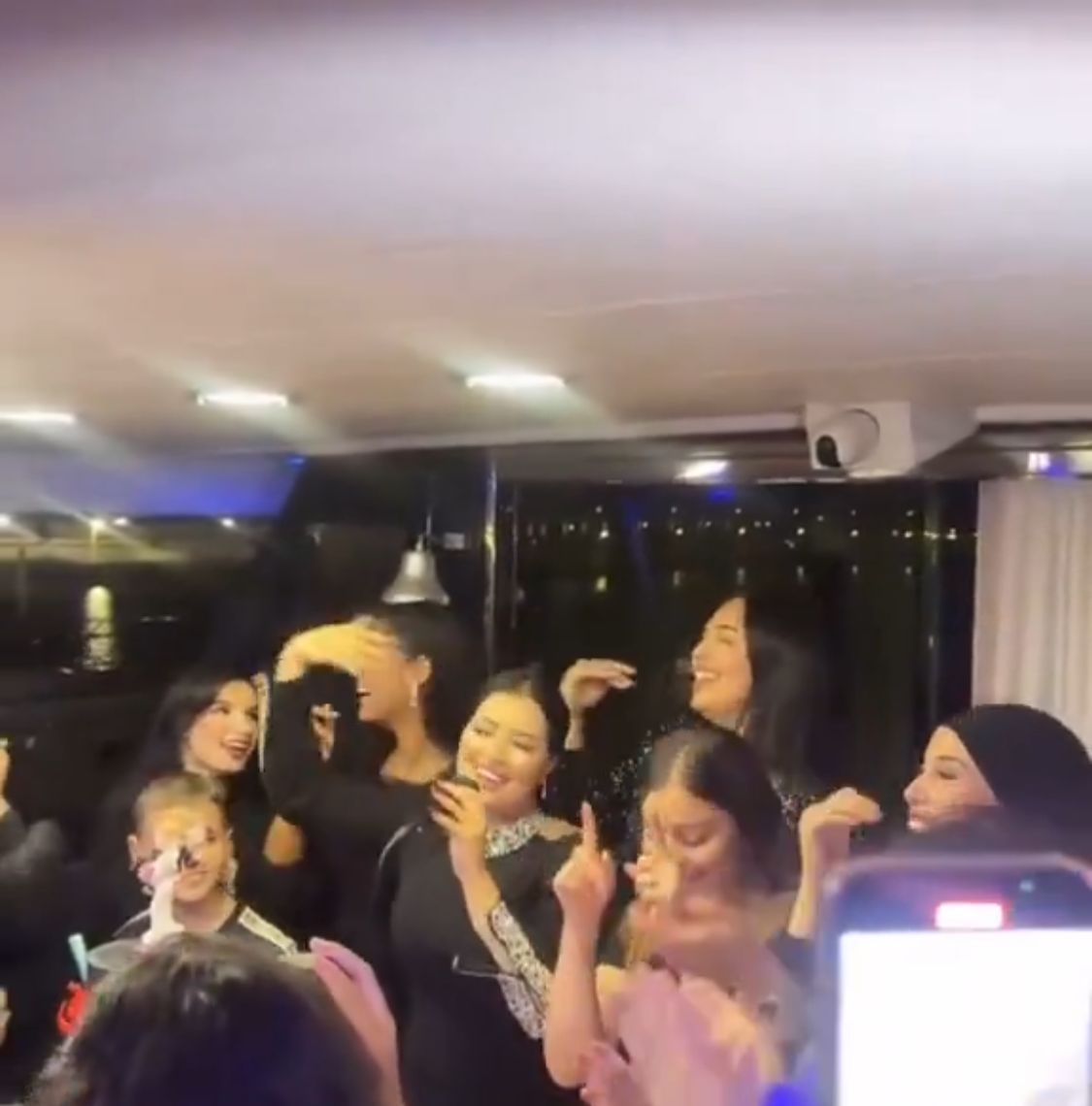 فتاة تحتفل بطلاقها الثاني وتقيم حفلا والجمهور: اكتسبت خبرة وبتطلق دورة تدريبية.. فيديو