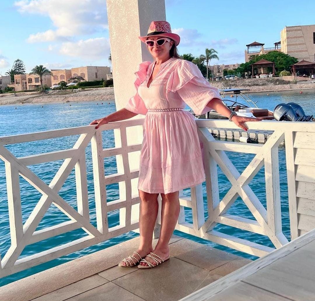 إلهام شاهين تشعل مواقع التواصل بفستان صيفي جريء .. صور