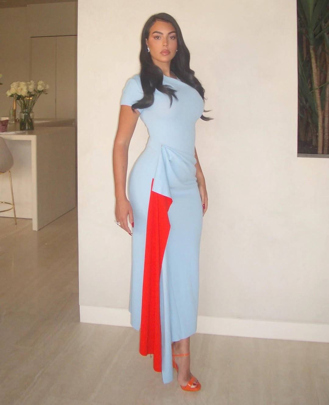 جورجينا تلفت الأنظار بإطلالة ناعمة بتوقيع أوسكار دي لا رينتا.. صور