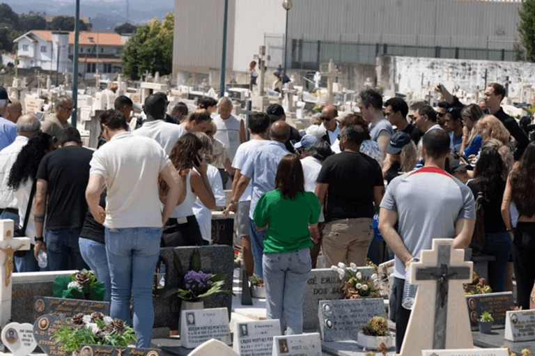 بلاغ للشرطة ضد مشجعين التقطوا صورا بجوار قبر جوتا