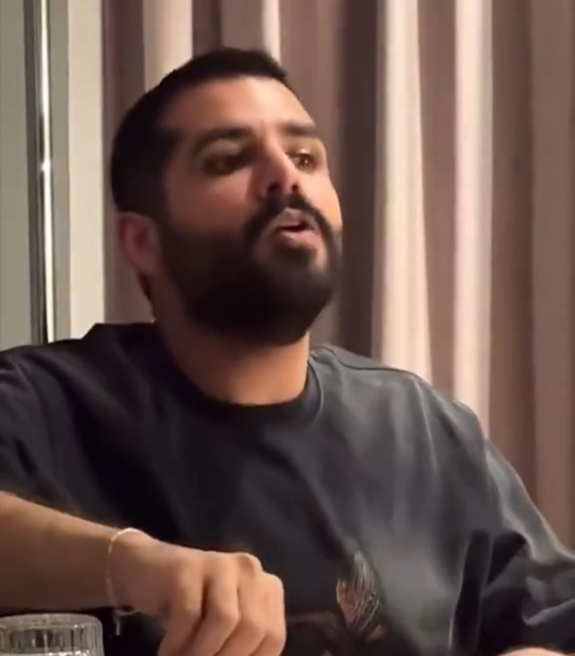 عبدالله الودعاني عن زوجته: تصرف 60 ألف بالتسوق والنوم يطير من عيني.. فيديو