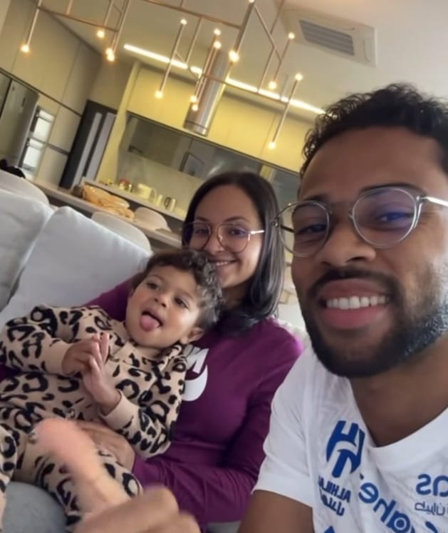 لودي في لقطة عائلية مع ابنته وزوجته