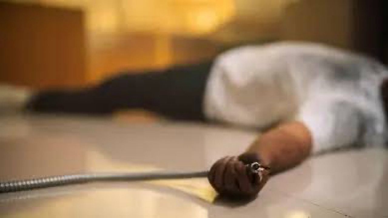 ضغوط نفسية ومهنية تدفع معلّمًا إلى الانتحار