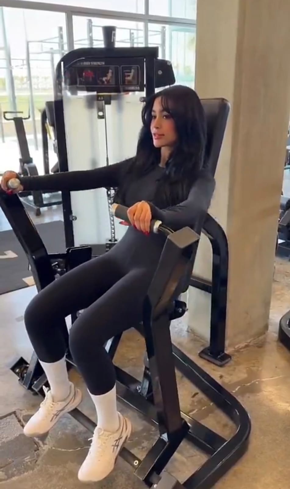 كوثر البلوشي تشارك لحظات من تمارينها الرياضية.. فيديو