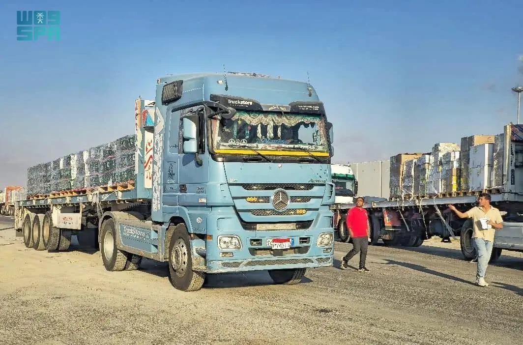 عبور 6 شاحنات إغاثية سعودية جديدة إلى قطاع غزة