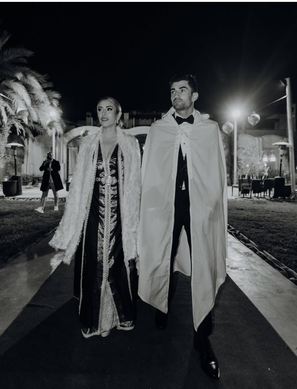 إنزو زيدان وزوجته يخطفان الأنظار بإطلالة تقليدية مغربية في مراكش