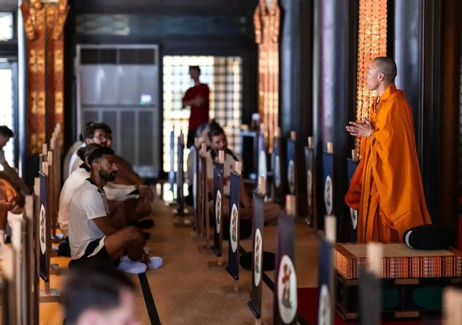 محمد صلاح يزور معبد إيكوين للحصول على جلسة تأمل.. صور