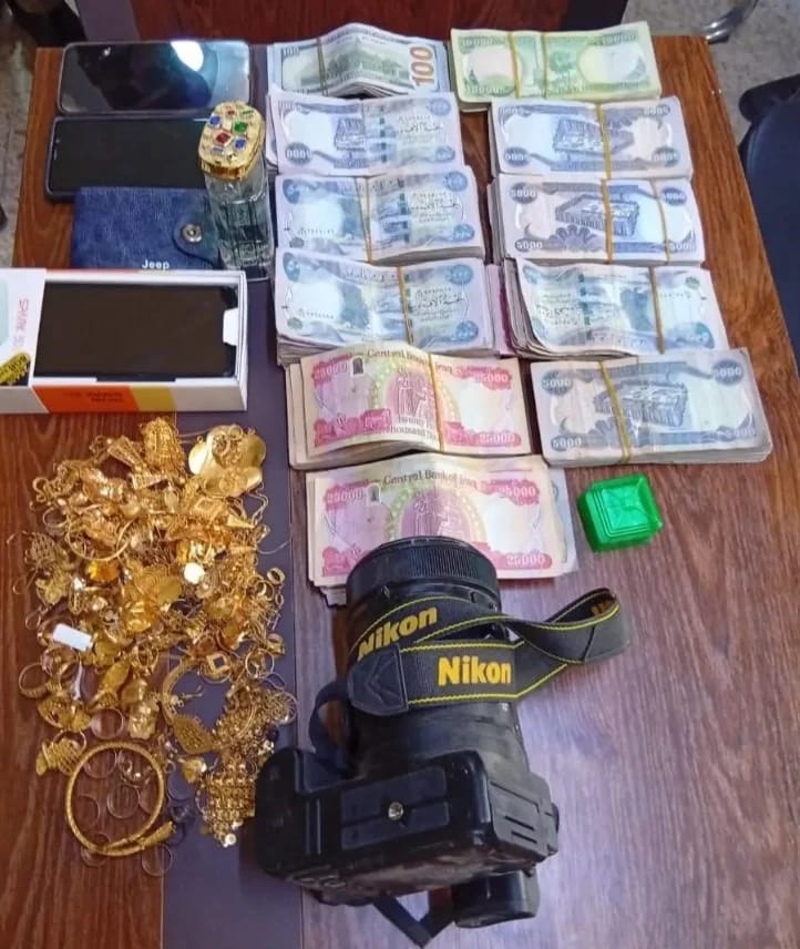 جدل حول العثور على كنز داخل سيارة متوفى بحادث مروع.. صور