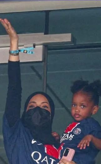 زوجة عثمان ديمبيلي تدعمه أمام ريال مدريد دون أن تكشف وجهها.. صورة